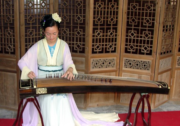Китаянка играет на классическом гучжэне, Сучжоу, Китай, 2006 г. Фото: G41rn8/CC BY-SA 4.