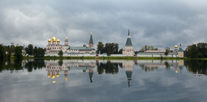 Монастырь на берегу озера и серые тучи