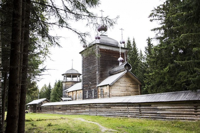 деревянный монастырь в лесу
