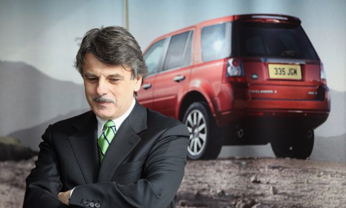 Генеральный директор Jaguar Land Rover Ральф Спет наблюдает за визитом бизнес-секретаря Винса Кейбла на сборочный завод Хейлвуда 2 марта 2011 года в Хейлвуде, Англия. Jaguar Land Rover не будет судиться с китайской компанией, выпустившей копию Evoque. (Кристофер Ферлонг / Getty Images)