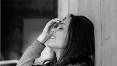 Временный паралич охватывает девушку во время смеха. Её друзьям приходится сдерживать эмоции