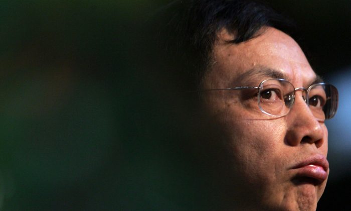 Китайский магнат раскритиковал власти за спасательные работы в Тяньцзине Жэнь Чжицян, президент Hua Yuan Group, выступает с речью на Экономическом форуме высокого класса 2006 г. в Luxehills International Club в Чэнду, провинция Сычуань, Китай, 7 января 2006 г. (China Photos / Getty Images)
