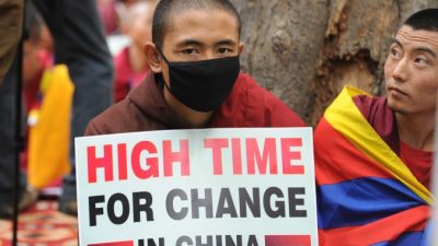 Тибетские монахи держат плакаты во время протестов в Нью-Дели, 31 января 2013 года. Китайские власти установили новую пограничную систему, которая усложнит для тибетцев побег в Непал. Фото: Raveendran/AFP/Getty Images