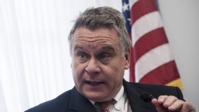 Представитель Крис Смит (R-Нью-Джерси) выступает во время брифинга на Капитолийском холме в Вашингтоне, округ Колумбия, 25 июня 2015 года. Конгрессмен Смит выступает с речью в кампусе Нью-Йоркского университета в Шанхае. (Крис Коннер / Getty Images)