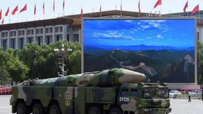 Китайская военная машина с ракетой DF-21D после военного парада на площади Тяньаньмэнь в Пекине 3 сентября 2015 года. Китайский режим недавно испытал новую межконтинентальную баллистическую ракету, которая предположительно может поразить Соединенные Штаты. (Грег Бейкер / AFP / Getty Images)