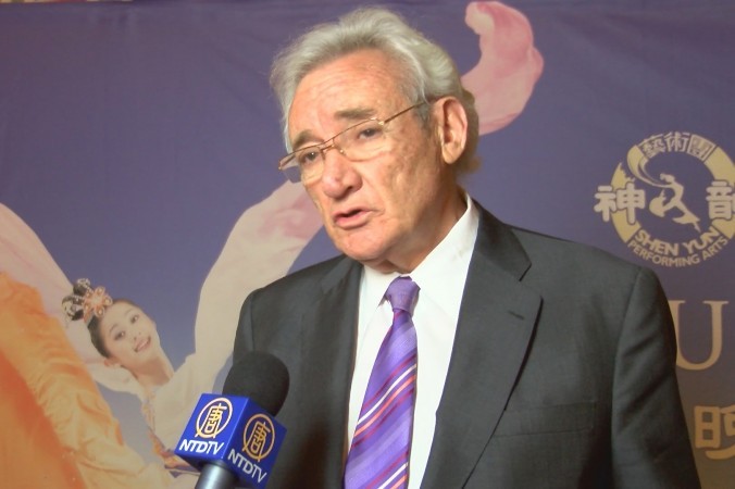 Радиоведущий Луис дель Ольмо делится впечатлениями о представлении Shen Yun Performing Arts в Национальном театре Каталонии 9 апреля. Фото: NTD Television | Epoch Times Россия