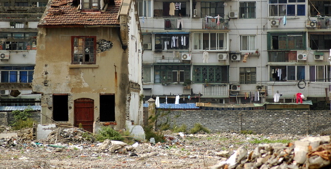 Как «дома-гвозди» препятствуют стремительной урбанизации Китая Дом-гвоздь в Китае. Фото: triplefiveandrew/Flickr, CC BY-NC | Epoch Times Россия