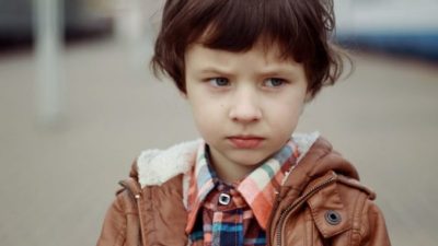 Прохожий нашёл на скамейке письмо и не мог не поделиться им в соцсети. Это было послание мальчика умершей маме