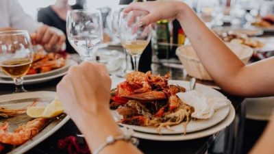 Женщина забыла памятное кольцо среди крабовых отходов в ресторане. Тогда сотрудники сделали больше, чем должны были