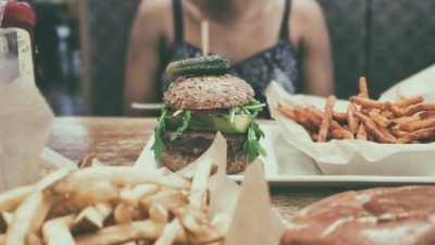 Девушка получила диплом инженера-строителя, но работает в бургерной. Потому что это дело отца!