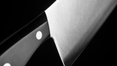 Вахтёр больницы кинулся спасать посетительницу с ребёнком от напавшего на неё мужчину. В руках агрессора оказался нож