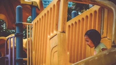 Люди смеялись над мужчиной за то, что он мыл детский городок. А он думал об угрозе коронавируса