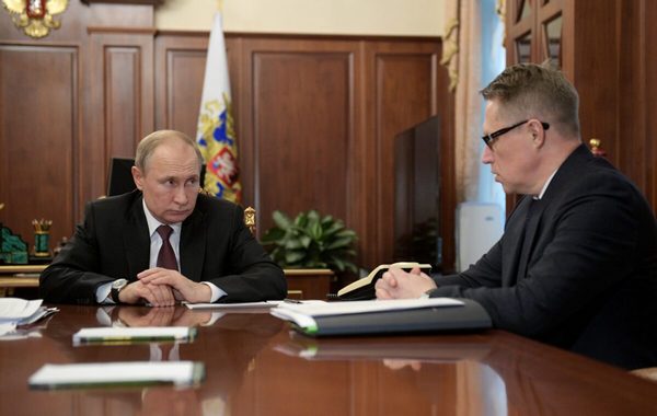 Уханьский коронавирус. Президент России Владимир Путин слушает министра здравоохранения Михаила Мурашко во время совещания по предотвращению распространения нового коронавируса, Москва, Россия)