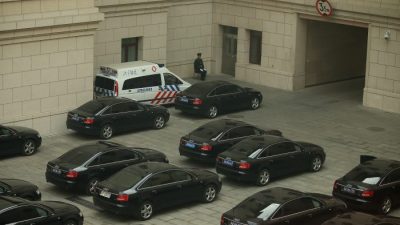 Солдат охраняет машины высших руководителей в Большом зале народных собраний во время собрания Всекитайского собрания народных представителей 8 марта 2013 года в Пекине, Китай. 16 июля Китай официально обнародовал программу реформ по сокращению использования государственными органами автомобилей, предоставленных государством. (Фэн Ли / Getty Images)