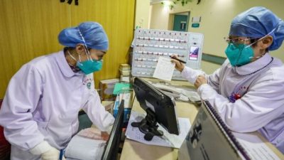 Медицинские работники в масках в больнице в Ухане, Китай, 30 января 2020 года. STR/AFP via Getty Images