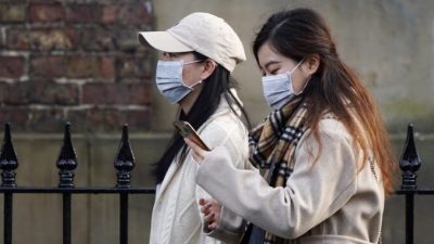 Женщины в лицевых масках идут по центру города Ухань, 31 января 2020 года. Ian Forsyth/Getty Images