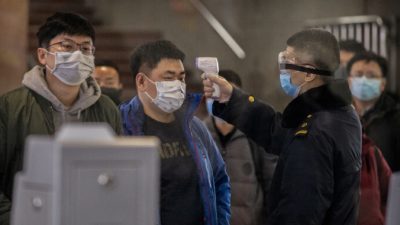 Пассажира тестируют на вокзале в Пекине, Китай, 23 января 2020 года. Kevin Frayer / Getty Images