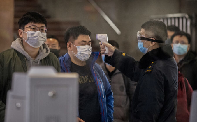 Пассажира тестируют на вокзале в Пекине, Китай, 23 января 2020 года. Kevin Frayer / Getty Images