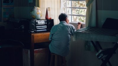 Дедушку заперли на карантин в доме престарелых, но внучка всё же смогла поделиться с ним радостной новостью. Да так, что плакали все вокруг!