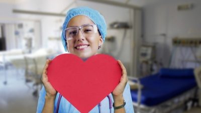 Мужчину поддерживали в реанимации послания медсестёр на стекле палаты. И когда он выздоровел, написал им в ответ