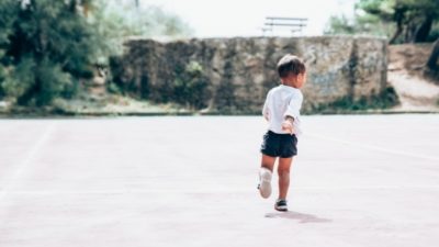 (Видео) Врач не смог сдержать слёз, когда ему пришлось уклониться от бегущего навстречу маленького сына