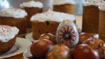 Жительница Челябинска испекла на Пасху так много куличей, что хватило всем детям из онкологического отделения больницы