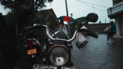 Под дождём у курьера заглох мотоцикл. Но нашёлся человек, который не проехал мимо!