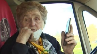 81-летняя блокадница во время карантина развозит продукты по домам нуждающихся. Потому что по-другому жить не умеет