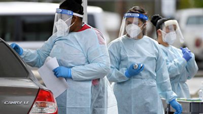 Сертифицированные медицинские помощники проводят тесты на COVID-19 на парковке Университета Невады в Лас-Вегасе, 6 апреля 2020 года. Ethan Miller/ Getty Images