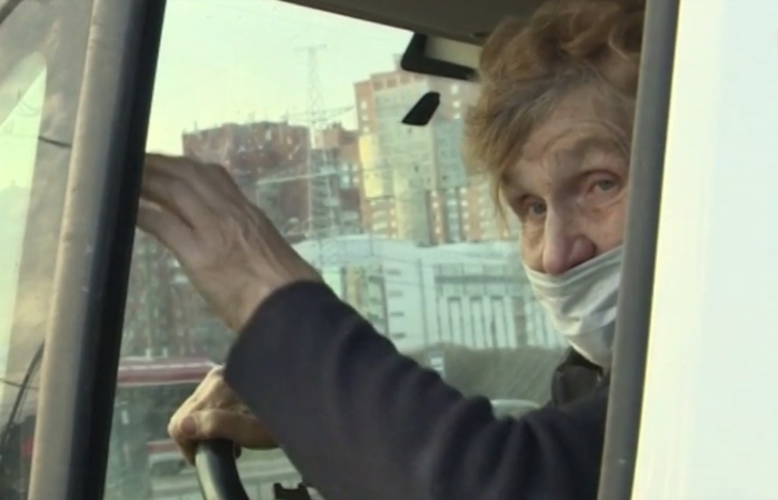 81-летняя блокадница во время карантина развозит продукты по домам нуждающихся. Потому что по-другому жить не умеет 81-летняя блокадница во время карантина развозит продукты по домам нуждающихся. Потому что по-другому жить не умеет