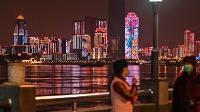 Уханьские больницы и учреждения не включают систему центрального кондиционирования. Потому что боятся распространения вируса