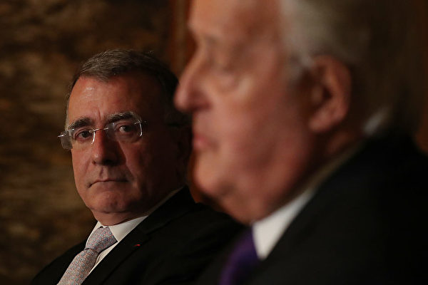 Посол Франции Николя Шапюи слушает речь бывшего премьер-министра Канады Брайана Малруни перед тем, как Малруни был награждён орденом Почётного легиона, Оттава, 6 декабря 2016 года. LARS HAGBERG/AFP via Getty Images | Epoch Times Россия