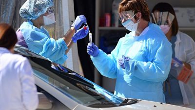 Медицинские сотрудники Kaiser Permanente проводят тестирование пациента на наличие COVID-19, Сан-Франциско, штат Калифорния, 12 марта 2020 года. JOSH EDELSON/AFP via Getty Images