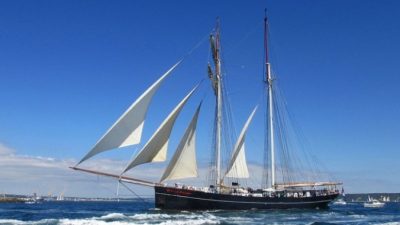 (Видео) Из-за пандемии подростки не смогли улететь с Кубы в Нидерланды. И тогда они поплыли на яхте через океан