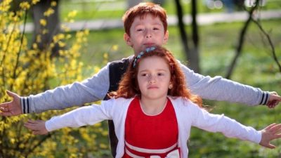 Умирающий отец придумал прощальные подарки для своих маленьких детей. Они не заменили его, но помогают пережить горе