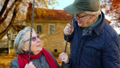(Видео) 76-летний муж устроил жене сюрприз. Опасный для её возраста, но трогательный!