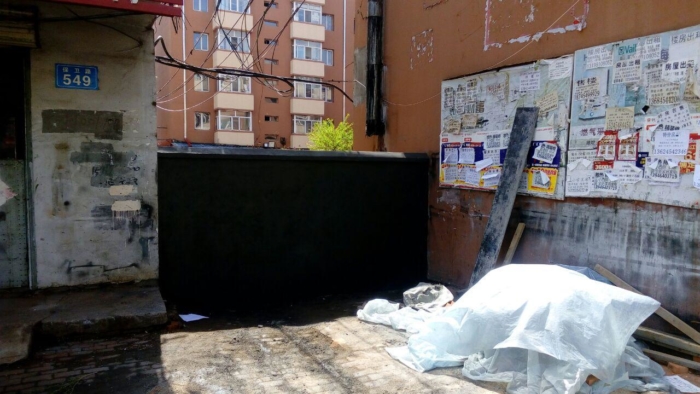 Строители возводят стены вокруг изолированных зданий