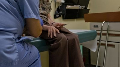 84-летняя женщина справилась с COVID-19 благодаря медсестре!