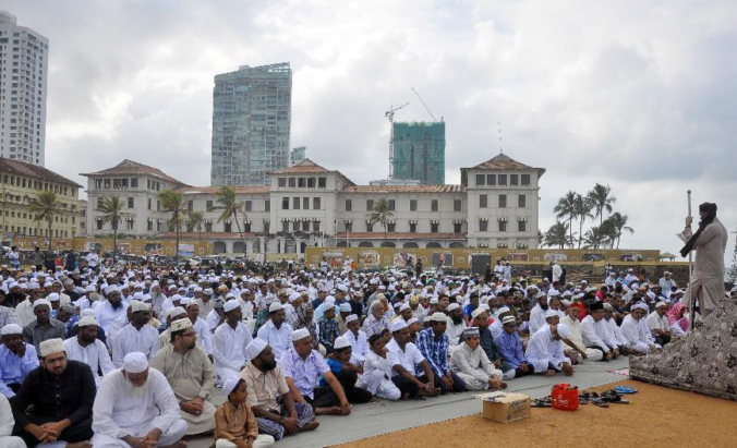 (Видео) 700 мусульман не могли найти места для коллективной молитвы в праздник. Сотрудники ИКЕА придумали решение! Amila Tennakoon/flickr.com/CC BY 2.0 | Epoch Times Россия