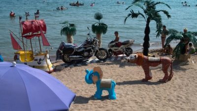 Туристы Кубани и Крыма жалуются на холодное море