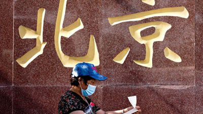 Власти Пекина заваривают двери домов, где произошла вспышка COVID-19