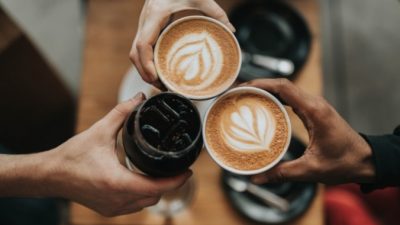 Немецкое кафе выдало посетителям уморительные шляпы для социального дистанцирования!
