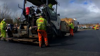 Шотландский изобретатель придумал, куда девать пластиковый мусор. Закатать в асфальт!