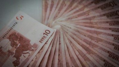 Удивительная задумка пришла в голову одному режиссёру. Он начал оставлять на улицах конверты с деньгами и запиской