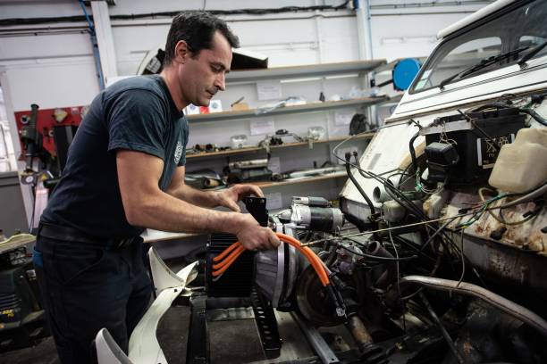 Ремонт автомобилей, запчасти. Фото:  CLEMENT MAHOUDEAU/AFP via Getty Images)