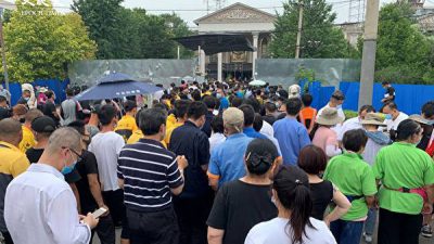 22 июня в 3 часа дня толпа людей собралась, чтобы пройти тест на нуклеиновые кислоты в районе Хайдянь, Пекин. The Epoch Times