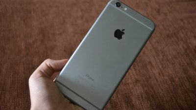 (Видео) Парень украсил забор вокруг дома айфонами. Всем на зависть!