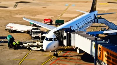 Парень мечтал стать инженером авиации, а оказался на месте уборщика в аэропорту. Но не сдался и нашёл выход