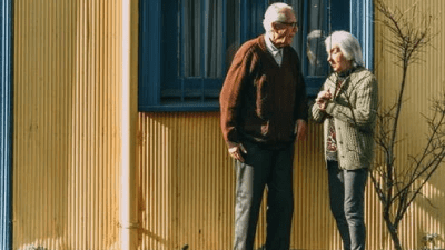 6 часов пожилой мужчина летел стоя, чтобы жена спала с комфортом. Этот поступок вызвал шквал комментариев