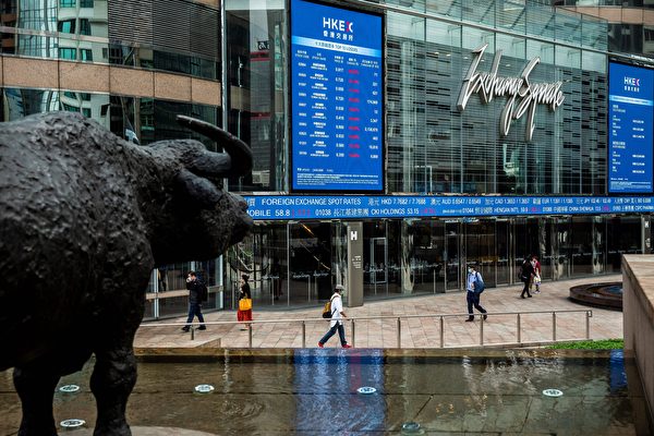 Электронное табло отображают различные курсы акций на Exchange Square в Гонконге, 9 марта 2020 года. ISAAC LAWRENCE/AFP via Getty Images | Epoch Times Россия